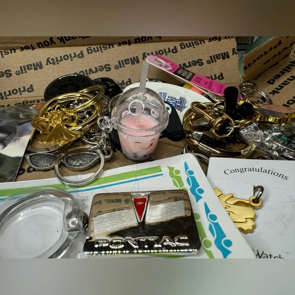 17 PCS / BULK Assorted Keychains - Picture 4 of 6